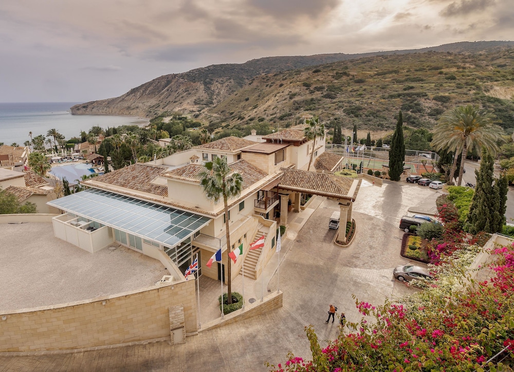 Columbia Beach Resort — Hotel building in Pissouri, Limassol Region