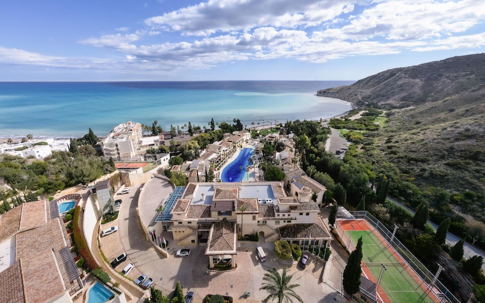 Columbia Beach Resort — Hotel building in Pissouri, Limassol Region