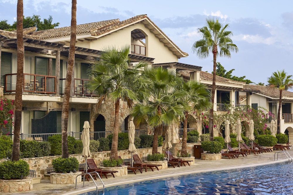 Columbia Beach Resort — Hotel building in Pissouri, Limassol Region