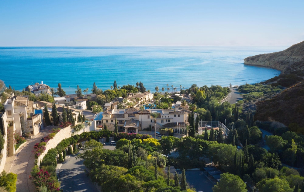 Columbia Beach Resort — Hotel building in Pissouri, Limassol Region