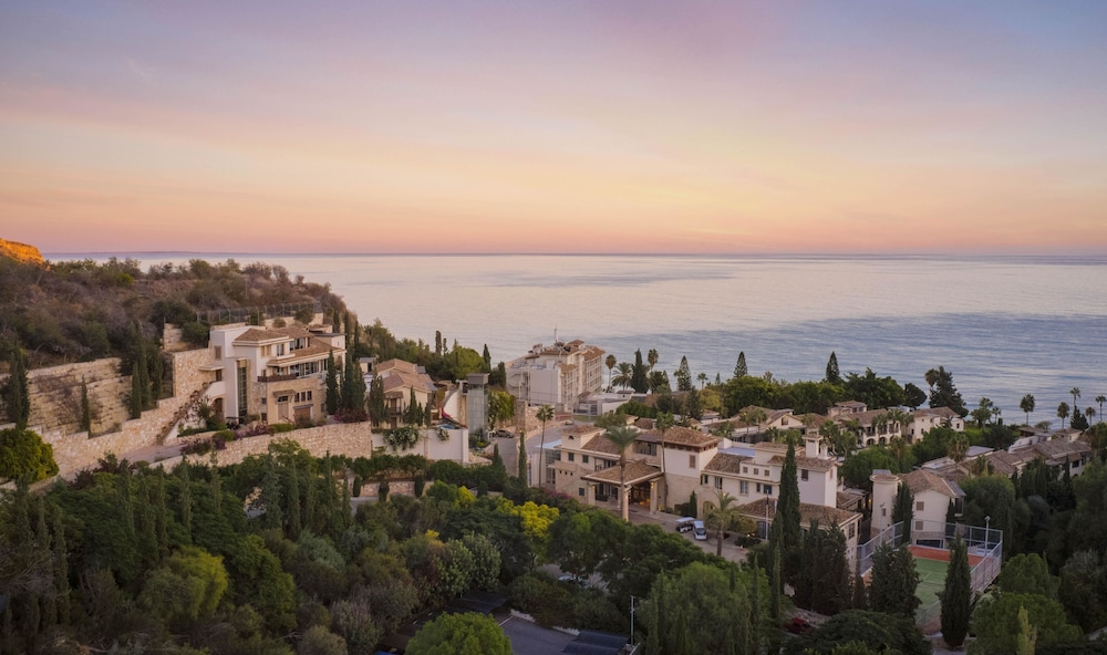 Columbia Beach Resort — Hotel building in Pissouri, Limassol Region