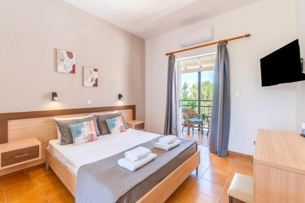 Saint Peter Bay Aparthotel by Konnect — Hotel rooms in Lefkimmi (Corfu), Ionian Islands