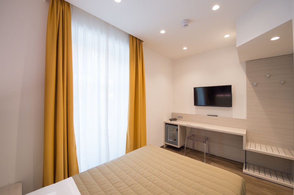 Grand Hotel Liberty — Hotel rooms in Riva del Garda, Trentino-Alto Adige