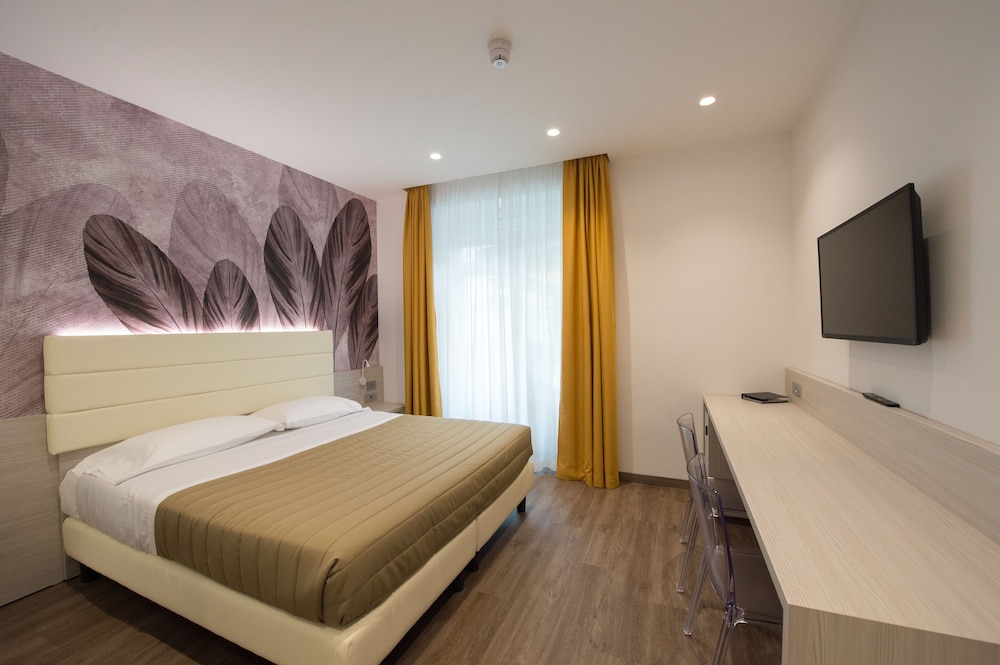 Grand Hotel Liberty — Hotel rooms in Riva del Garda, Trentino-Alto Adige