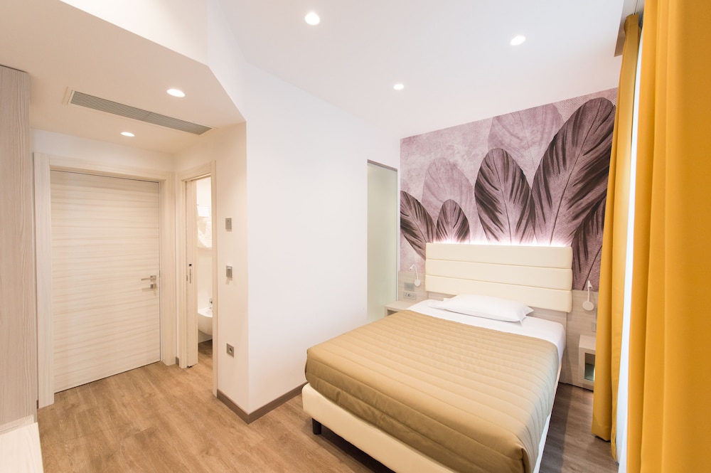 Grand Hotel Liberty — Hotel rooms in Riva del Garda, Trentino-Alto Adige