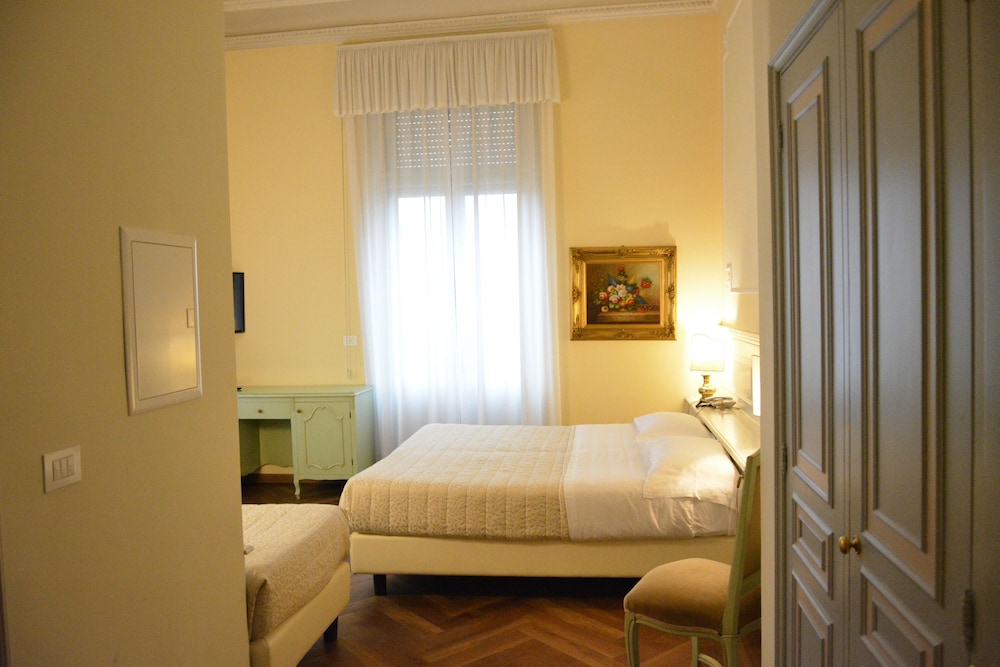 Grand Hotel Liberty — Hotel rooms in Riva del Garda, Trentino-Alto Adige
