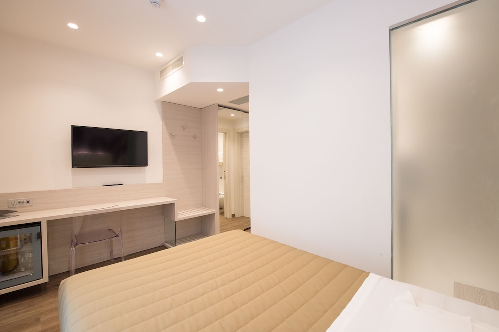 Grand Hotel Liberty — Hotel rooms in Riva del Garda, Trentino-Alto Adige
