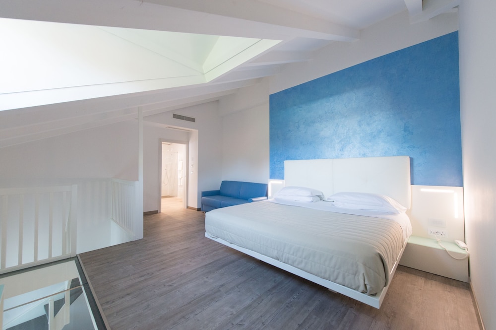 Grand Hotel Liberty — Hotel rooms in Riva del Garda, Trentino-Alto Adige