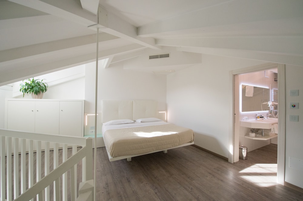 Grand Hotel Liberty — Hotel rooms in Riva del Garda, Trentino-Alto Adige