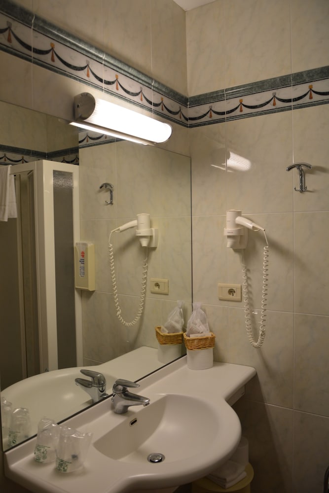 Grand Hotel Liberty — Hotel rooms in Riva del Garda, Trentino-Alto Adige