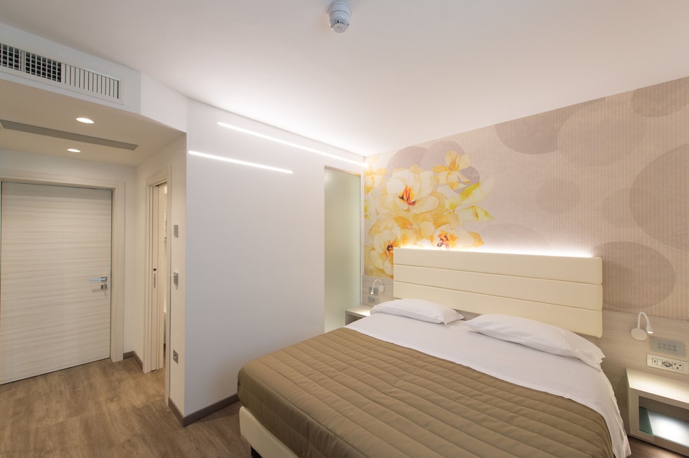 Grand Hotel Liberty — Hotel rooms in Riva del Garda, Trentino-Alto Adige