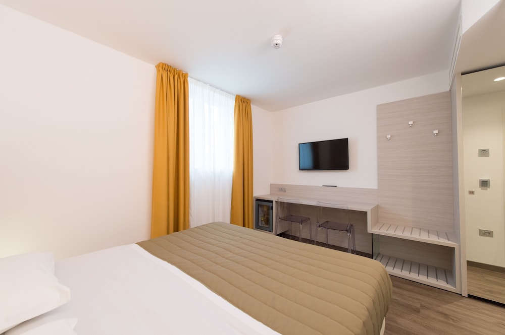 Grand Hotel Liberty — Hotel rooms in Riva del Garda, Trentino-Alto Adige