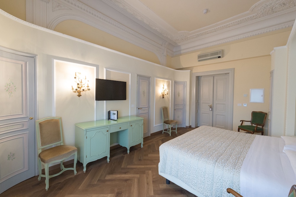 Grand Hotel Liberty — Hotel rooms in Riva del Garda, Trentino-Alto Adige