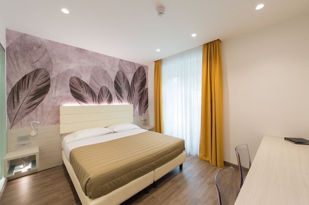 Grand Hotel Liberty — Hotel rooms in Riva del Garda, Trentino-Alto Adige