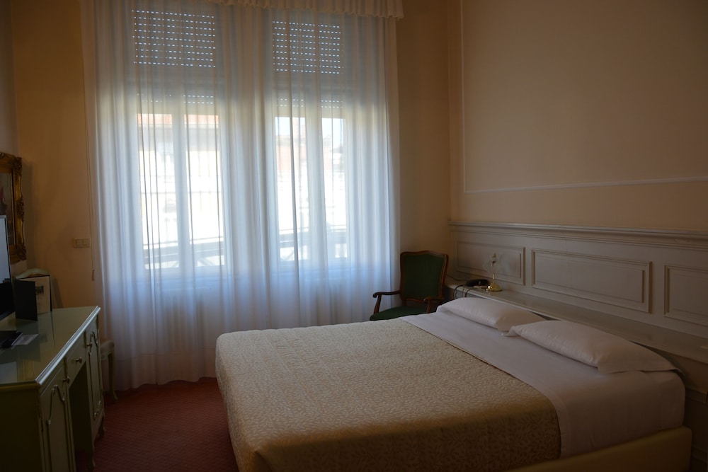 Grand Hotel Liberty — Hotel rooms in Riva del Garda, Trentino-Alto Adige