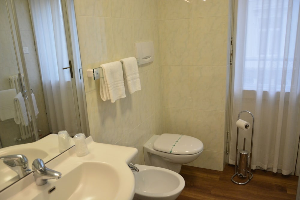 Grand Hotel Liberty — Hotel rooms in Riva del Garda, Trentino-Alto Adige
