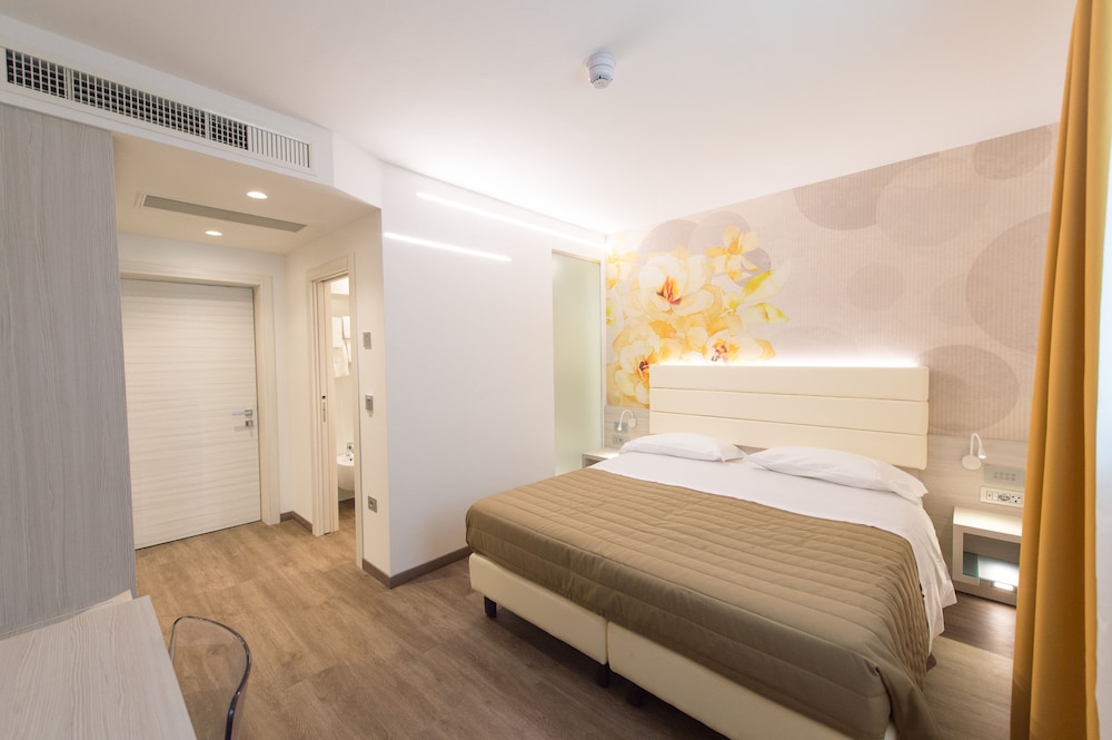 Grand Hotel Liberty — Hotel rooms in Riva del Garda, Trentino-Alto Adige
