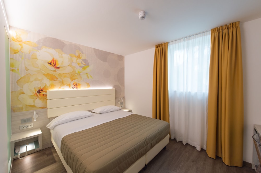 Grand Hotel Liberty — Hotel rooms in Riva del Garda, Trentino-Alto Adige