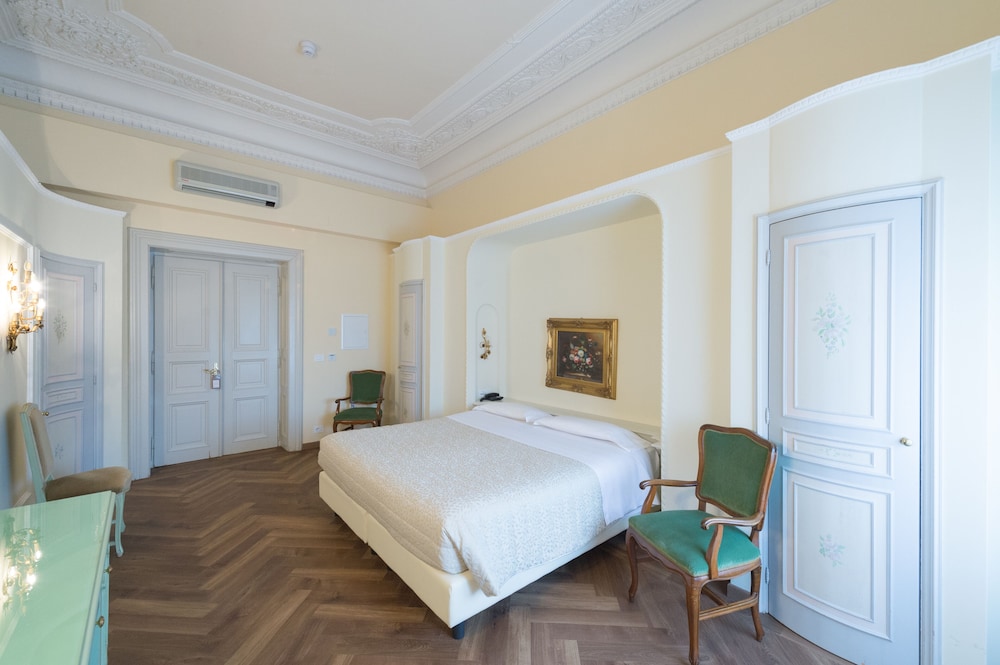 Grand Hotel Liberty — Hotel rooms in Riva del Garda, Trentino-Alto Adige