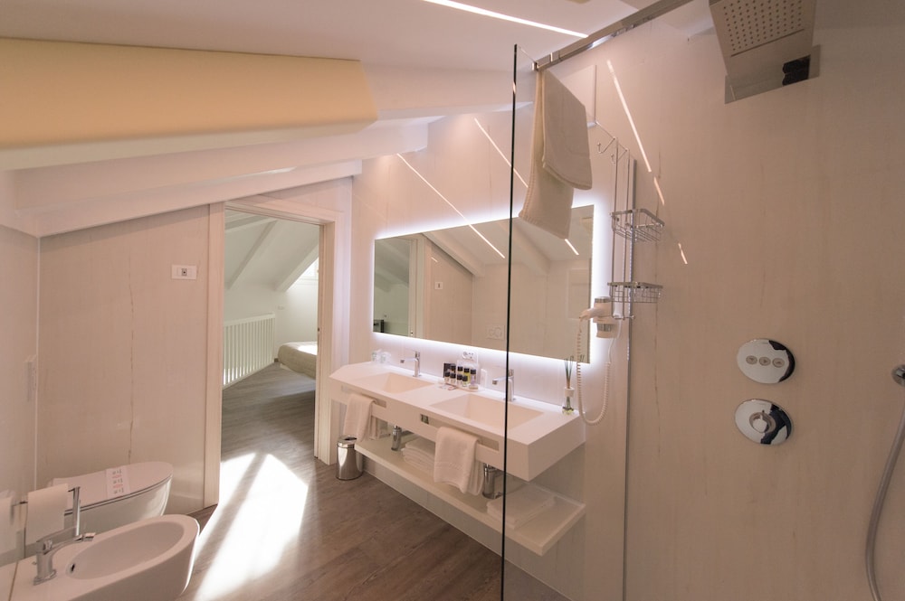 Grand Hotel Liberty — Hotel rooms in Riva del Garda, Trentino-Alto Adige