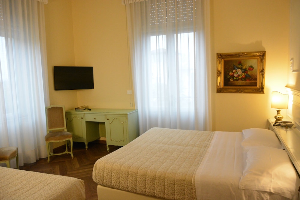 Grand Hotel Liberty — Hotel rooms in Riva del Garda, Trentino-Alto Adige