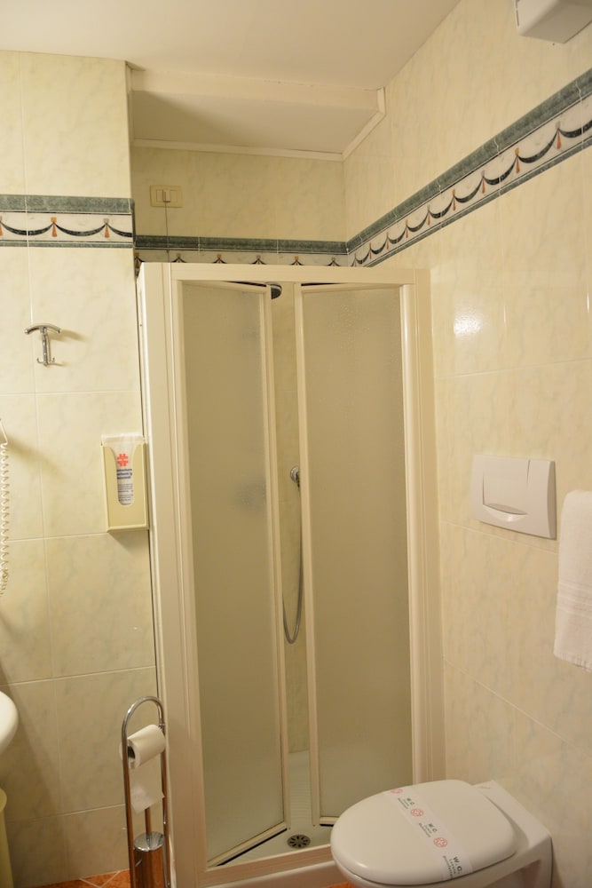 Grand Hotel Liberty — Hotel rooms in Riva del Garda, Trentino-Alto Adige