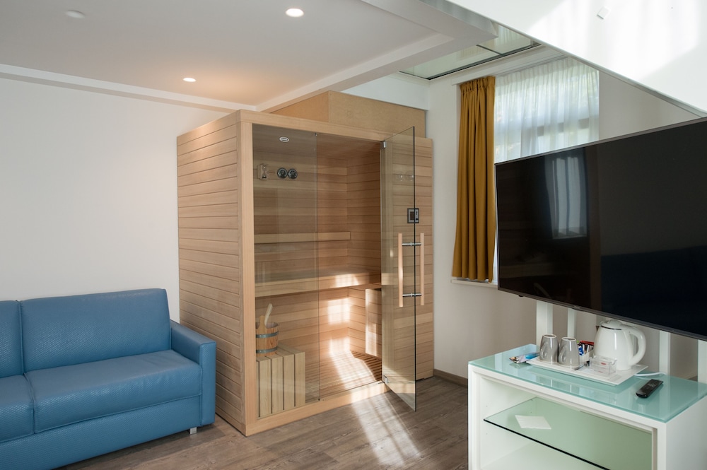 Grand Hotel Liberty — Hotel rooms in Riva del Garda, Trentino-Alto Adige