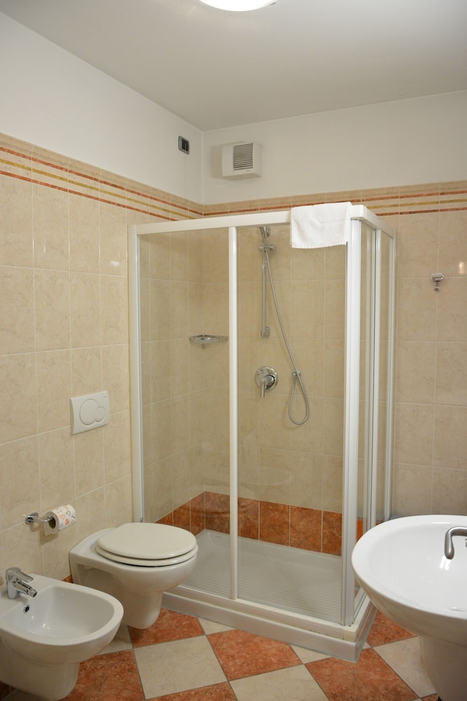 Grand Hotel Liberty — Hotel rooms in Riva del Garda, Trentino-Alto Adige