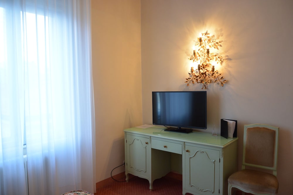 Grand Hotel Liberty — Hotel rooms in Riva del Garda, Trentino-Alto Adige