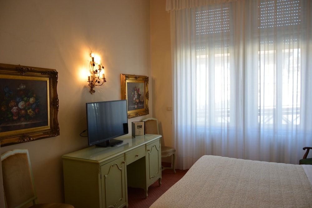Grand Hotel Liberty — Hotel rooms in Riva del Garda, Trentino-Alto Adige