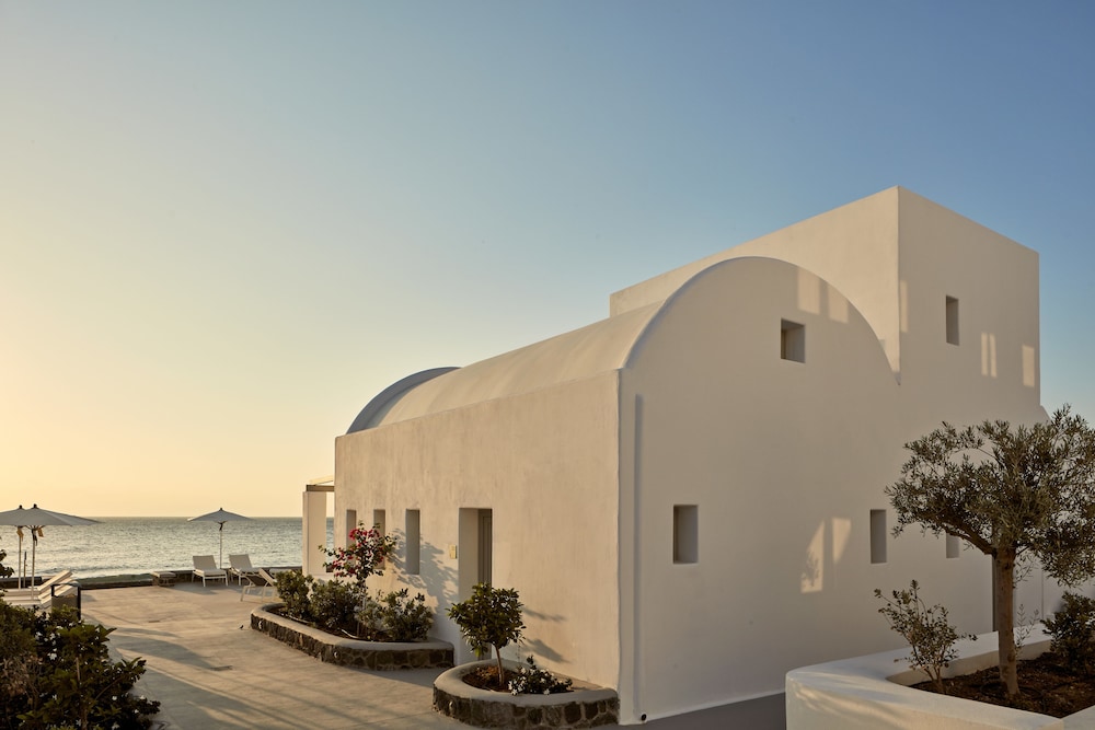 Costa Grand Resort & Spa — Hotel building in Kamari, South Aegean