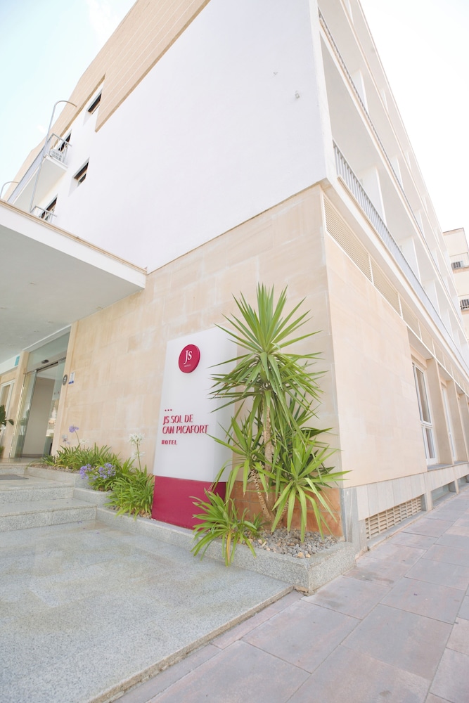Hotel JS Sol de Can Picafort - Adults Only — Hotel building in Can Picafort, Balearic Islands