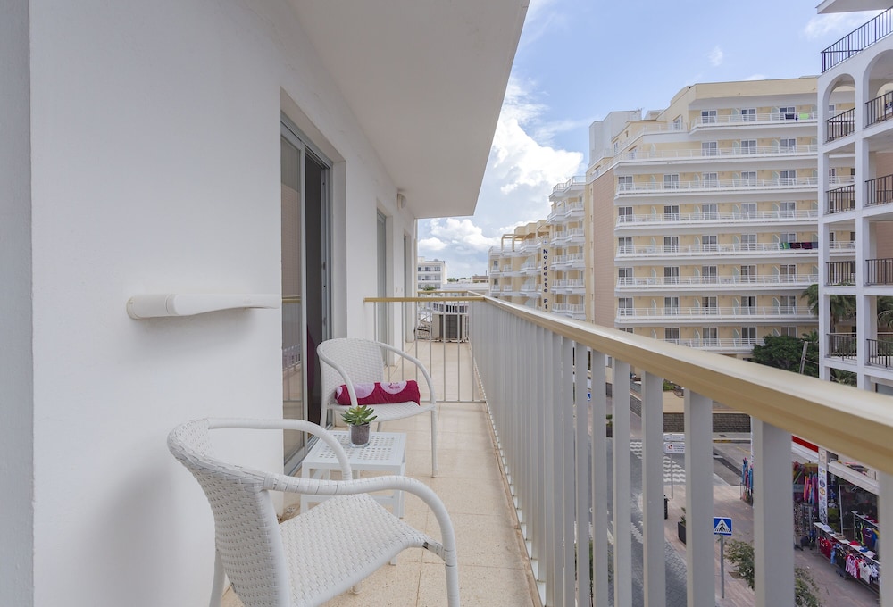 Hotel JS Sol de Can Picafort - Adults Only — Hotel rooms in Can Picafort, Balearic Islands