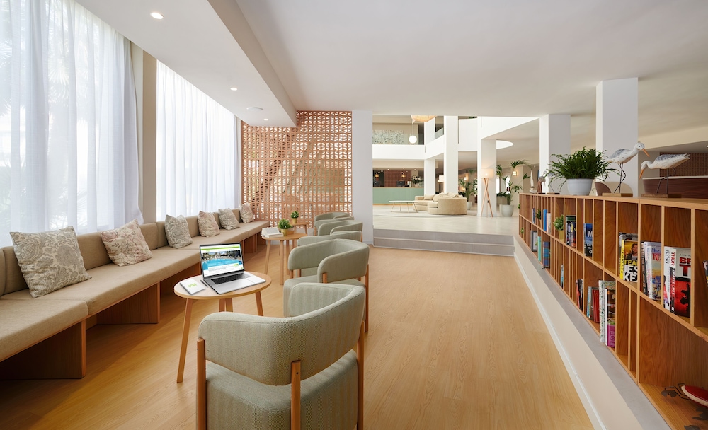 Protur Sa Coma Playa Hotel & Spa — Hotel building in Sa Coma, Balearic Islands