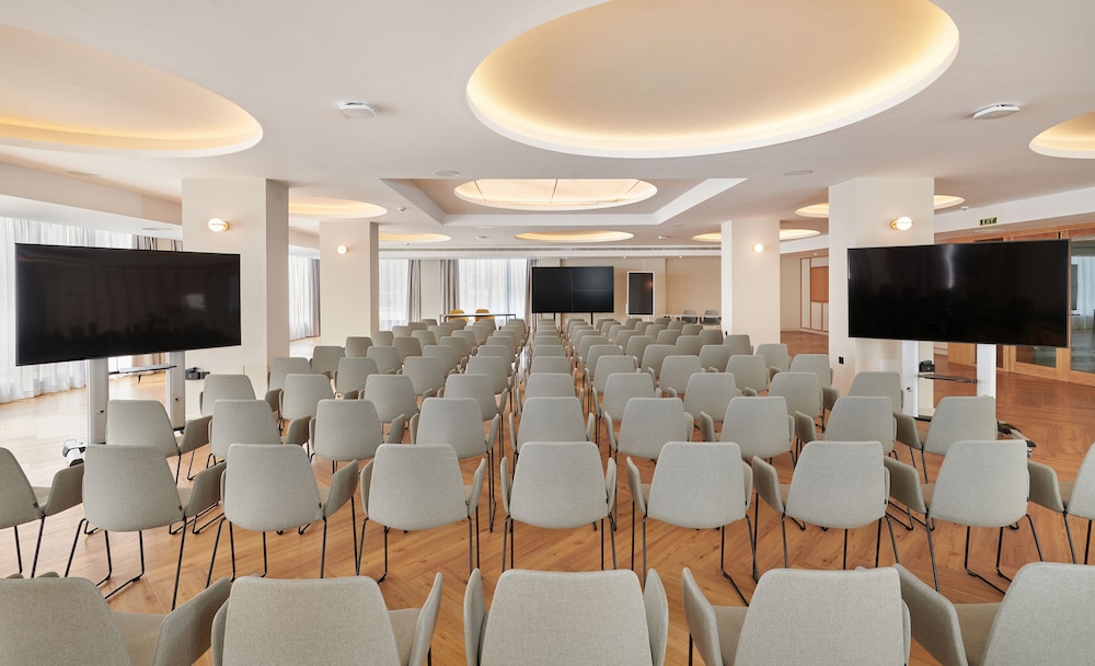 Protur Sa Coma Playa Hotel & Spa — Hotel building in Sa Coma, Balearic Islands