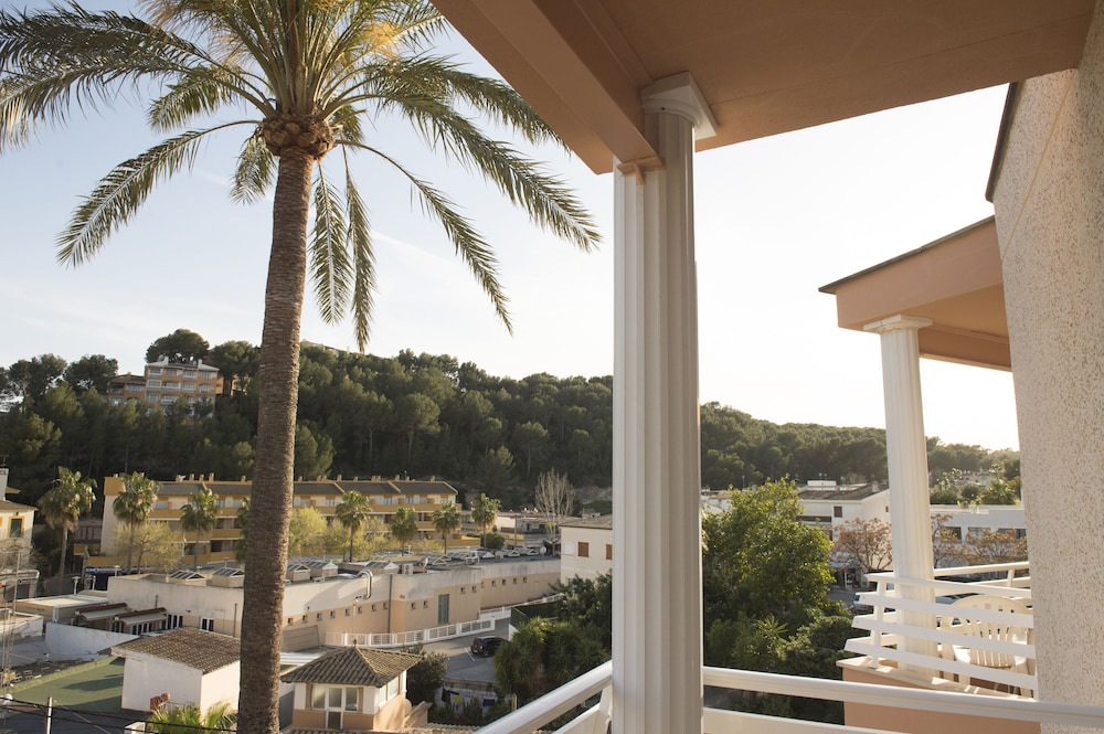 Hotel Venecia Paguera — Hotel rooms in Peguera, Balearic Islands