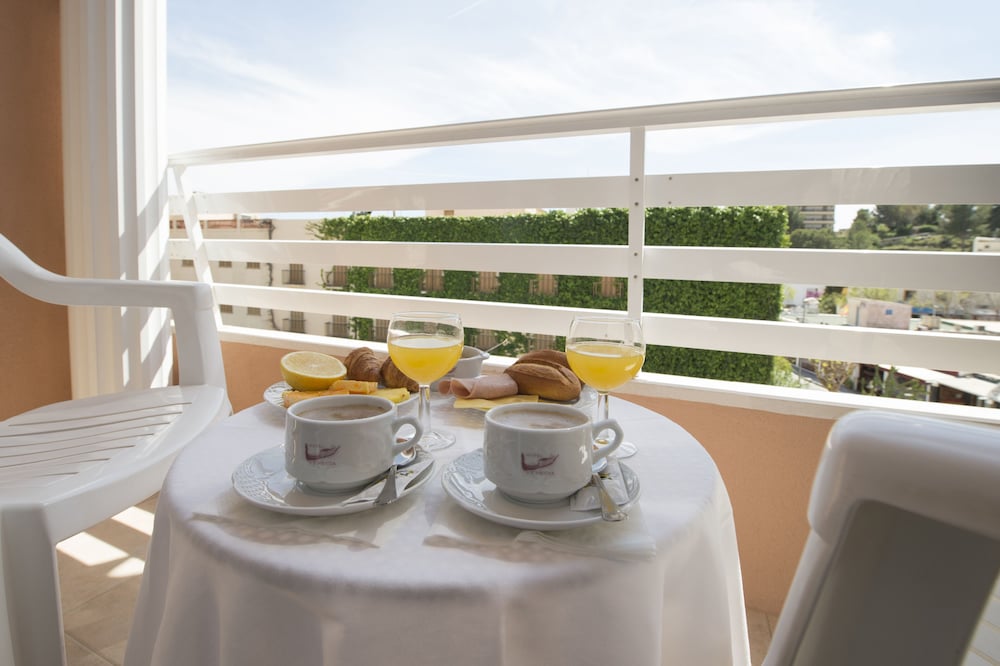 Hotel Venecia Paguera — Hotel rooms in Peguera, Balearic Islands
