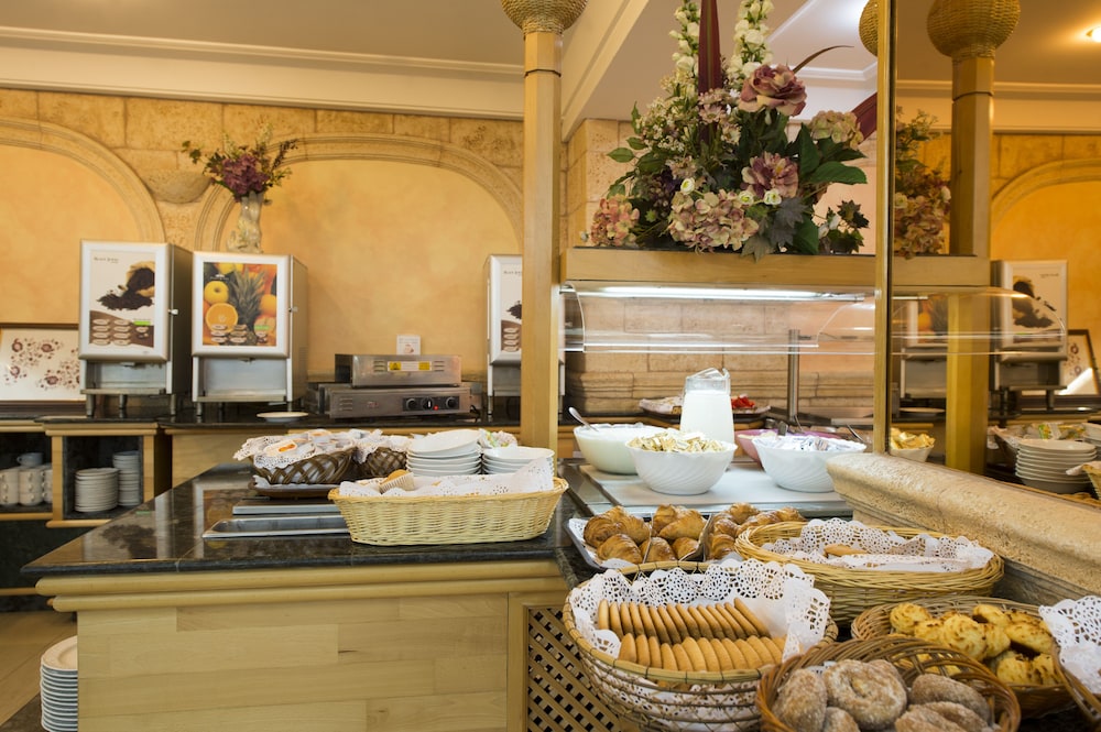 Hotel Venecia Paguera — Restaurant & bars in Peguera, Balearic Islands