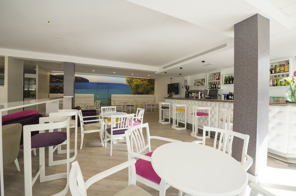 Hotel Venecia Paguera — Restaurant & bars in Peguera, Balearic Islands