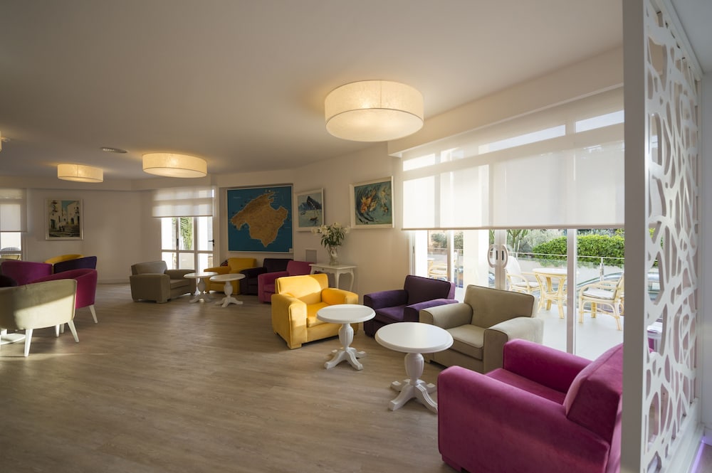 Hotel Venecia Paguera — Hotel building in Peguera, Balearic Islands