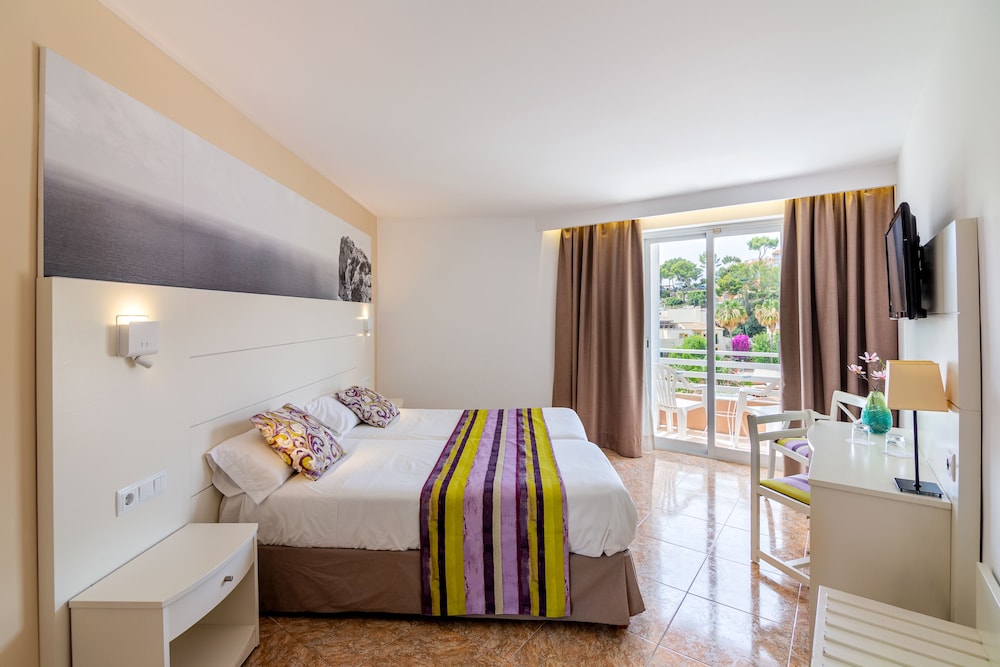Hotel Venecia Paguera — Hotel rooms in Peguera, Balearic Islands