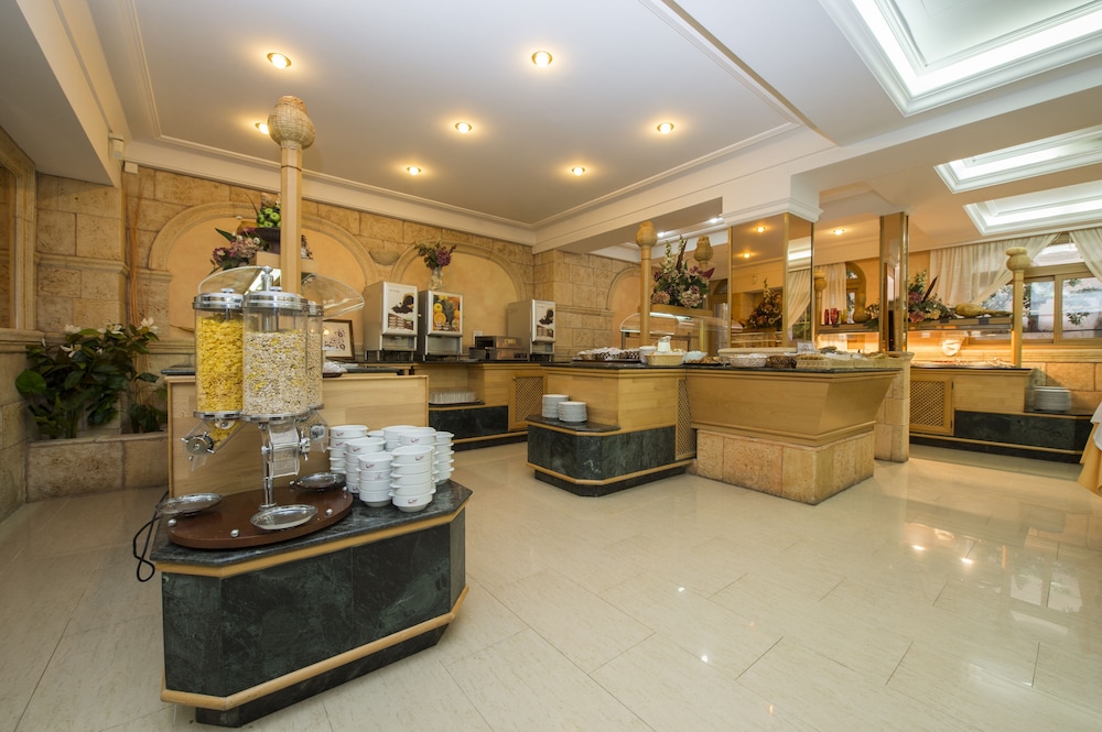 Hotel Venecia Paguera — Restaurant & bars in Peguera, Balearic Islands