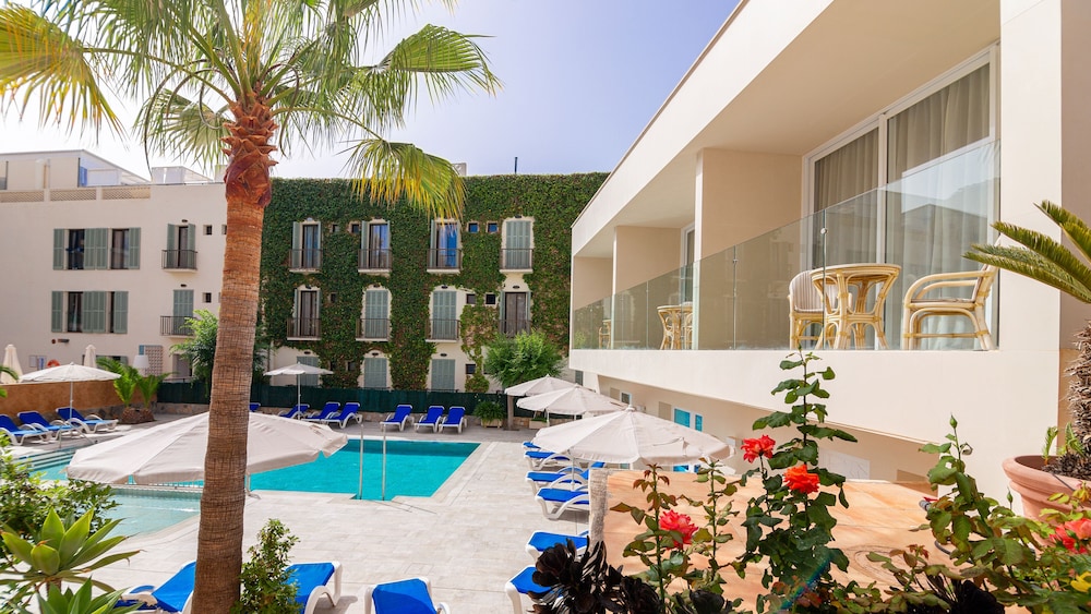 Hotel Venecia Paguera — Swimming pool in Peguera, Balearic Islands