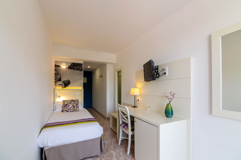 Hotel Venecia Paguera — Hotel rooms in Peguera, Balearic Islands