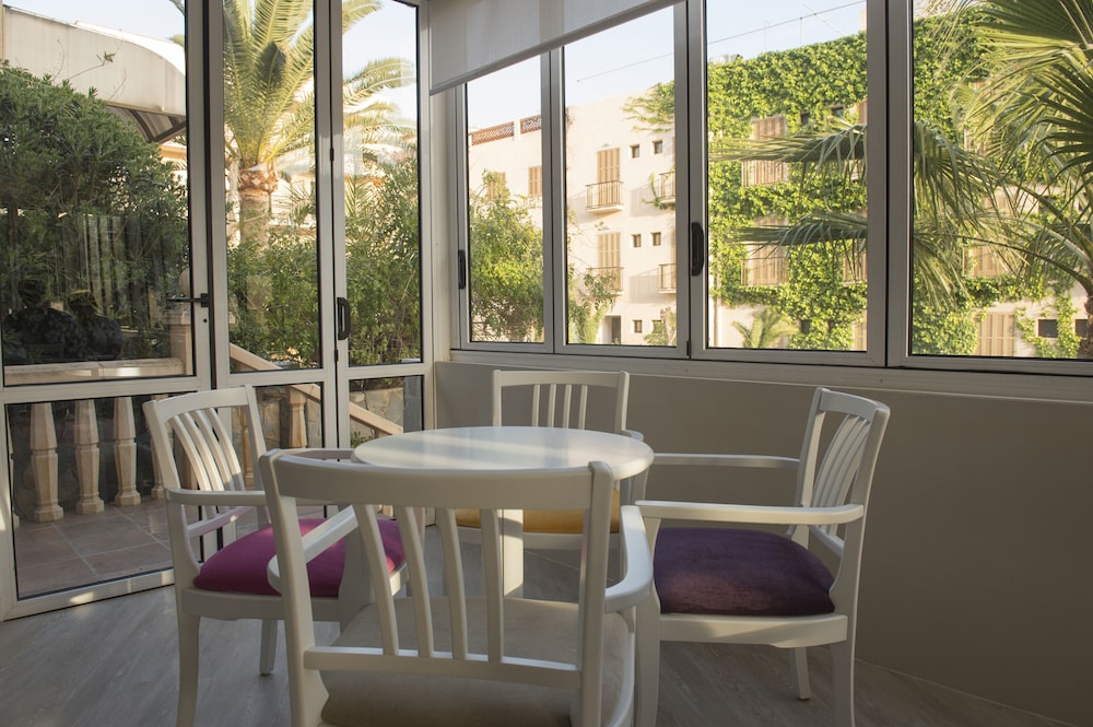 Hotel Venecia Paguera — Hotel building in Peguera, Balearic Islands