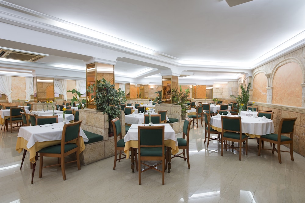 Hotel Venecia Paguera — Restaurant & bars in Peguera, Balearic Islands
