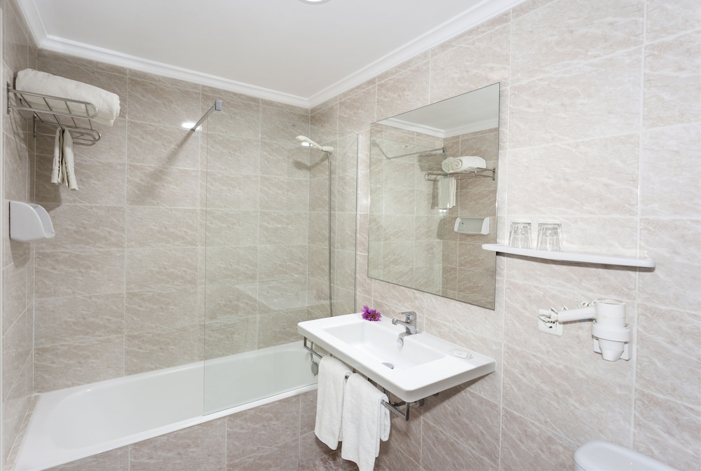 Hotel Venecia Paguera — Hotel rooms in Peguera, Balearic Islands