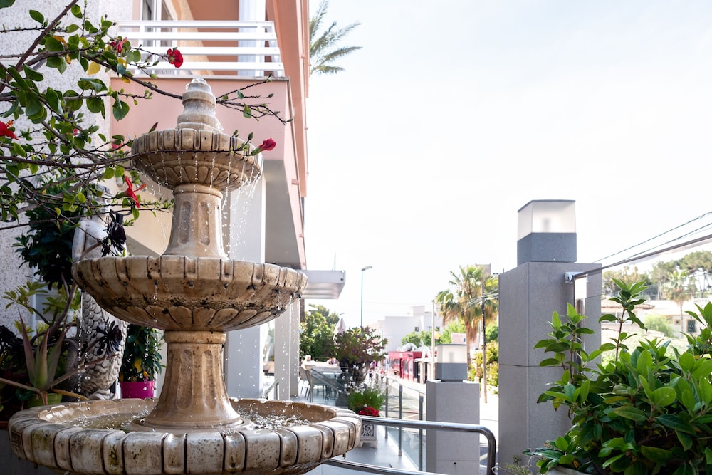 Hotel Venecia Paguera — Hotel building in Peguera, Balearic Islands
