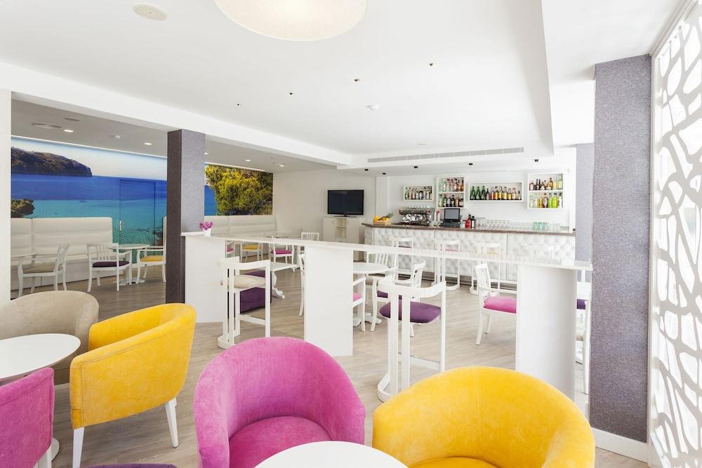Hotel Venecia Paguera — Restaurant & bars in Peguera, Balearic Islands