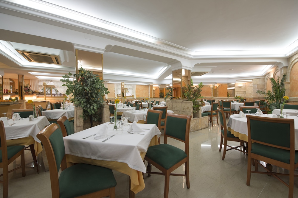 Hotel Venecia Paguera — Restaurant & bars in Peguera, Balearic Islands